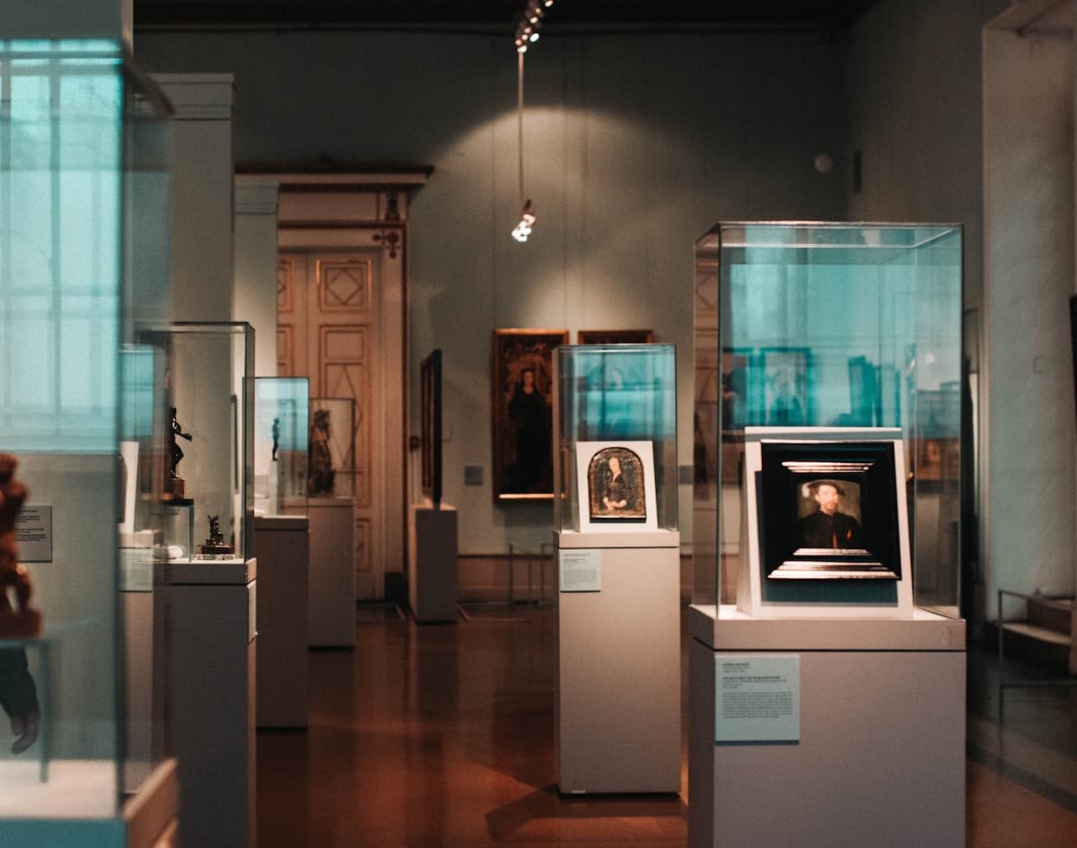 Museum tour art and exhibitions